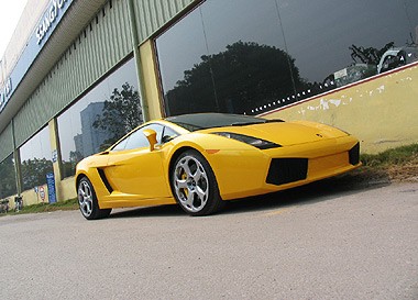 Thêm một số hình ảnh về chiếc Lamborghini Gallardo màu vàng tại Hà Nội